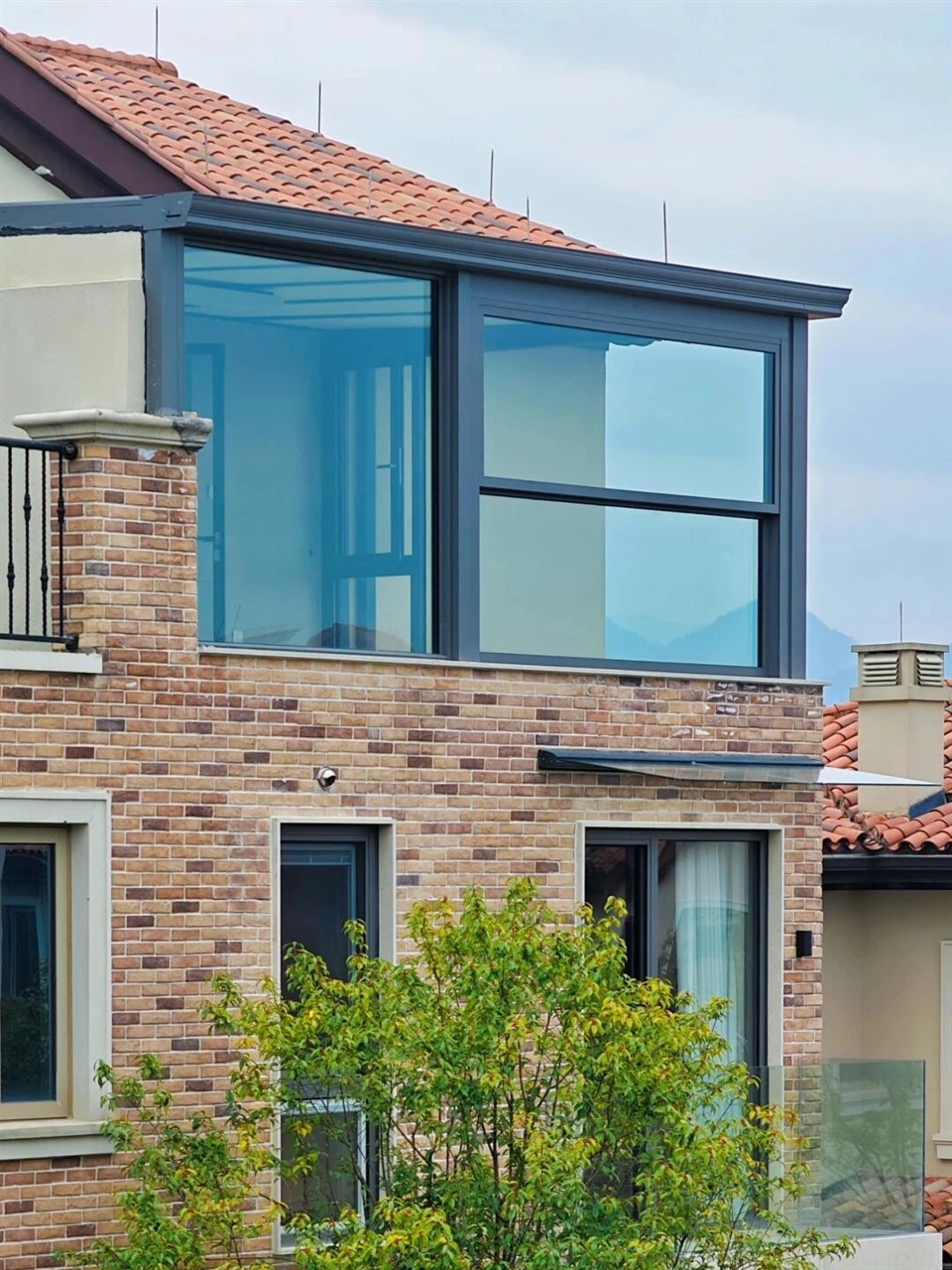 Chrome Sash Lifting Window